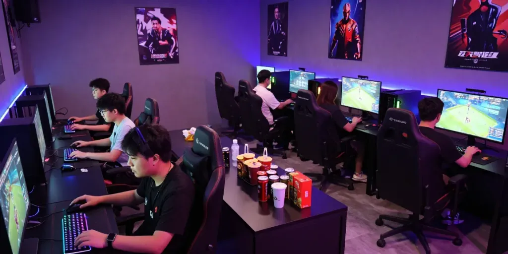 Conjunto de entusiastas del gaming en phuwerte-inwersowia.com disfrutando de videojuegos en un salón moderno.
